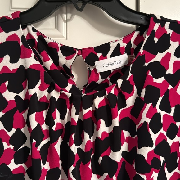 Calvin Klein deep pink, black, and white medium weight top. Size PL - Picture 2 of 6